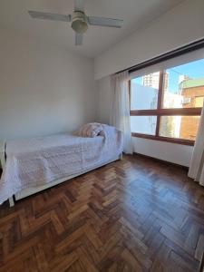 1 dormitorio con cama y ventana grande en Excelente departamento en el centro de la ciudad de la plata (zona universitaria) en La Plata