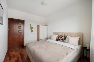 een slaapkamer met een groot bed en een houten vloer bij Okopowa Joyful Apartment in Warschau