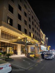 un edificio con un coche aparcado delante de él en Bellevue Park Hotel en Taif