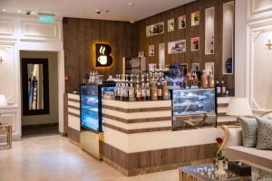 a bar in a hotel lobby with a counter at فندق بلفيو بارك الخمسين-Bellevue Park Hotel in Taif