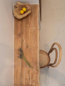 una tabla de cortar con un tazón de limones. en Amethyst Selene Paleros Couple's Hideaway en Paleros