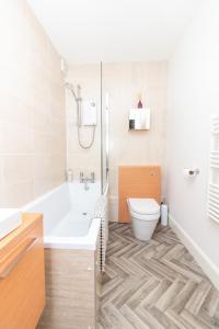 e bagno con vasca, servizi igienici e lavandino. di D'City Apartment, up to 6 guests a Dundee