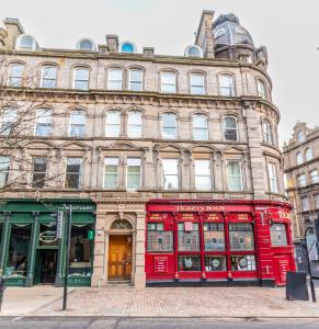 un edificio rojo en la esquina de una calle en D'City Apartment, up to 5 guests, en Dundee