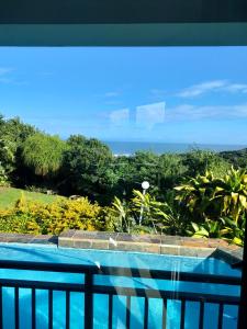 einen Pool mit Meerblick in der Unterkunft Cove Rock Stay in East London