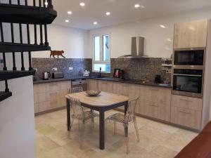 Kuchyňa alebo kuchynka v ubytovaní CHEZ PERLE à LEVIE, logement entier de type T4