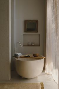 Phòng tắm tại Amethyst Selene Paleros Couple's Hideaway