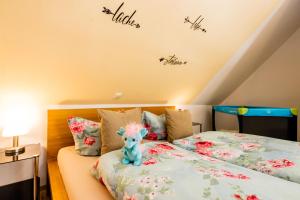 Postel nebo postele na pokoji v ubytování Waldblickwohnung mit schöner Terrasse und Kamin