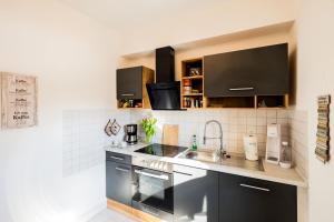Kuchyň nebo kuchyňský kout v ubytování Waldblickwohnung mit schöner Terrasse und Kamin