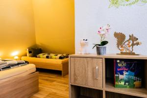 Postel nebo postele na pokoji v ubytování Waldblickwohnung mit schöner Terrasse und Kamin