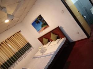 a bedroom with a bed in a room at Dinky in Hikkaduwa