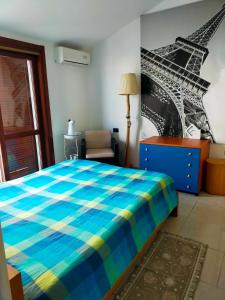 1 dormitorio con 1 cama y un dibujo de la torre Eiffel en THE ROOFTOP, en Pero