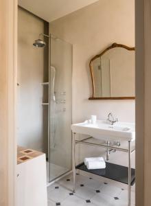 y baño con lavabo y ducha. en Casa Fàbregas - Benestar Natural, en Viladrau