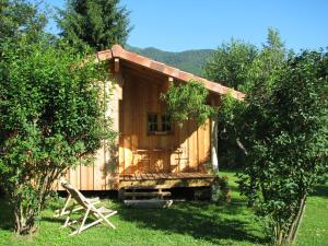 una pequeña cabaña de madera en medio de árboles en La Cabane du Trappeur, en Ore
