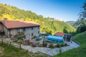 uma vista aérea de uma casa com um jardim em Agriturismo Monte Croce em Stazzema