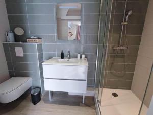 La salle de bains est pourvue d'un lavabo, d'une douche et de toilettes. dans l'établissement L'ABRIGIT, à Curcy-sur-Orne