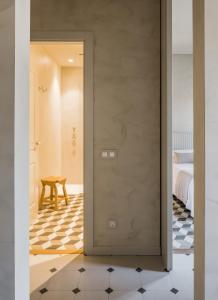 Habitación con una puerta que conduce a un dormitorio en Casa Fàbregas - Benestar Natural en Viladrau