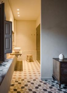 y baño con lavabo y aseo. en Casa Fàbregas - Benestar Natural, en Viladrau