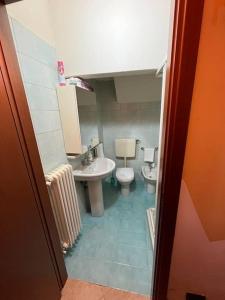 Baño pequeño con lavabo y aseo en Appartamento A&S-Centro Argenta en Argenta