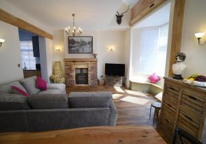 sala de estar con sofá y chimenea en Pippin Lodge Lytham, en Lytham St Annes