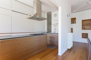 cocina con paredes blancas y encimera de madera en Sweet Home Suite, en Lecce