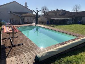 The swimming pool at or close to Gîte Aunac-sur-Charente, 2 pièces, 2 personnes - FR-1-653-228