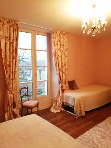 1 dormitorio con 2 camas y ventana en Domaine de Préfond, en Bengy-sur-Craon