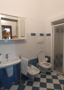 蒙塔爾奇諾的住宿－Agriturismo Biofattoria l'Upupa，蓝色和白色的浴室设有卫生间和水槽