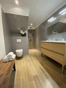 La salle de bains est pourvue d'un lavabo, de toilettes et d'une baignoire. dans l'établissement Magnifique lodge dans la forêt de Fontainebleau, à Arbonne