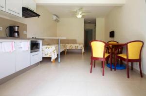Nhà bếp/bếp nhỏ tại Appartement d'une chambre a Sainte Luce a 20 m de la plage avec jardin clos et wifi
