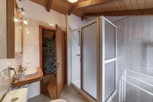 ein Badezimmer mit Dusche und Waschbecken in der Unterkunft Refúgio da Serra - By WeHost in Ribeira do Raposo