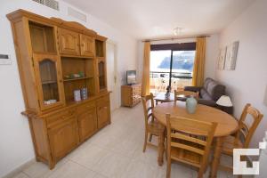 cocina y comedor con mesa y sillas en Apartamento Coralbeach 318B - Grupo Turis, en Calpe