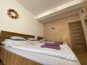 Llit o llits en una habitació de VÁR-LAK Apartman