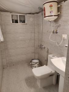 een kleine badkamer met een toilet en een wastafel bij Imilia Camps in Bir