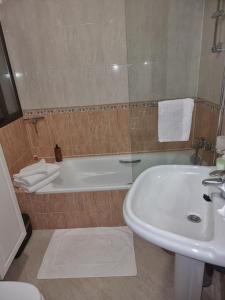 een badkamer met een wastafel, een bad en een toilet bij Vue magnifique mer et montagne in Salobreña