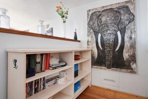 una habitación con una pintura de elefante en la pared en Bernhouse, en Dorio