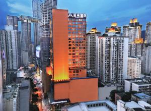 un edificio naranja en medio de una ciudad en Atour Hotel Chongqing Jiefangbei Raffles City Riverview, en Chongqing