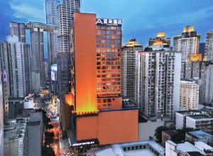 um edifício laranja no meio de uma cidade em Atour Hotel Chongqing Jiefangbei Raffles City Riverview em Chongqing