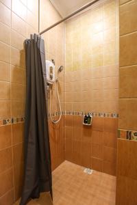 een douche met een zwart douchegordijn in de badkamer bij Kota Damansara ICozy Cove Homestay 10 Pax in Petaling Jaya