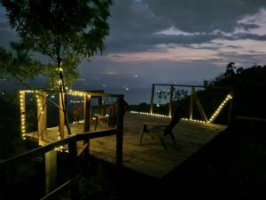 un parque infantil con columpio y luces por la noche en Hotel de Montaña Buena Vista, en Río Chiquito