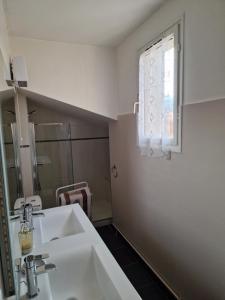 baño blanco con lavabo y ventana en location Coma Chéric et parking, en Collioure 15 fotos más