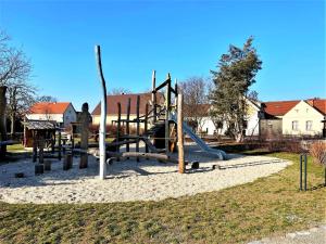 um parque com parque infantil com escorrega em Ferienwohnung Dorfaue Zeißig 