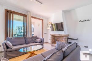 sala de estar con sofá y mesa en Villa Mirador de Bassetes 5 - Grupo Turis en Calpe