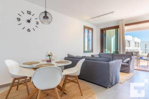 sala de estar con sofá, mesa y sillas en Villa Mirador de Bassetes 5 - Grupo Turis en Calpe