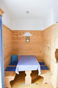 Apartement Noggler Zimmer mit Frühstück في ماليس فينوستا: غرفة فيها ساونا وفيها سرير