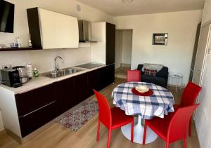 Kuchyň nebo kuchyňský kout v ubytování Sulla Ciclabile Apartment lungo il fiume Adige + 15 fotografií