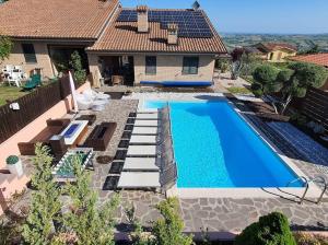 Rustico的住宿－W a n d e r l u s t - casa con piscina riscaldata ad uso esclusivo - Marche，房屋前的游泳池