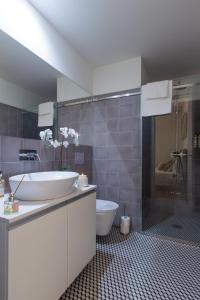 La salle de bains est pourvue d'une baignoire, d'un lavabo et de toilettes. dans l'établissement Charm Luxury House, à Porto