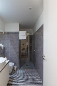 La salle de bains est pourvue d'une douche, de toilettes et d'un lavabo. dans l'établissement Charm Luxury House, à Porto