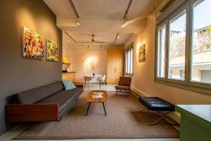 - un salon avec un canapé et une table dans l'établissement Artistic Spacious Studio Apartment next to metro Monastiraki, à Athènes
