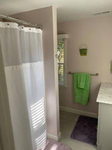 OxfordにあるNewly Renovated Guest Houseのバスルーム(シャワー、緑のタオル付)